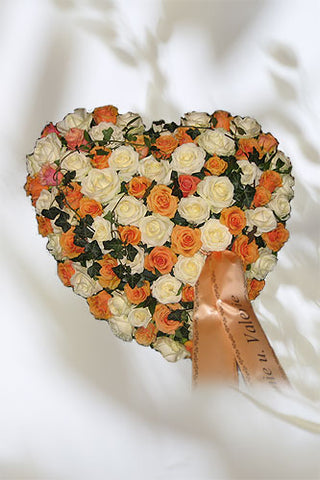 Herz mit weißen u. orangen Rosen mit Efeu inkl. Schleife