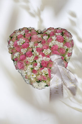 Herz mit rosa Rosen u. weißen Blüten inkl. Schleife