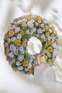 Kranz Milfleur ohne Reisigunterlage mit gemischten Blüten in gelb/weiß inkl. Schleife