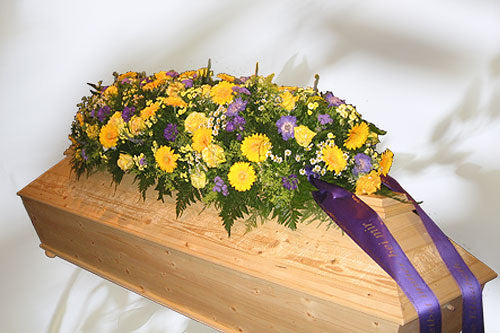 Sarggesteck mit gemischten Blüten inkl. Schleife